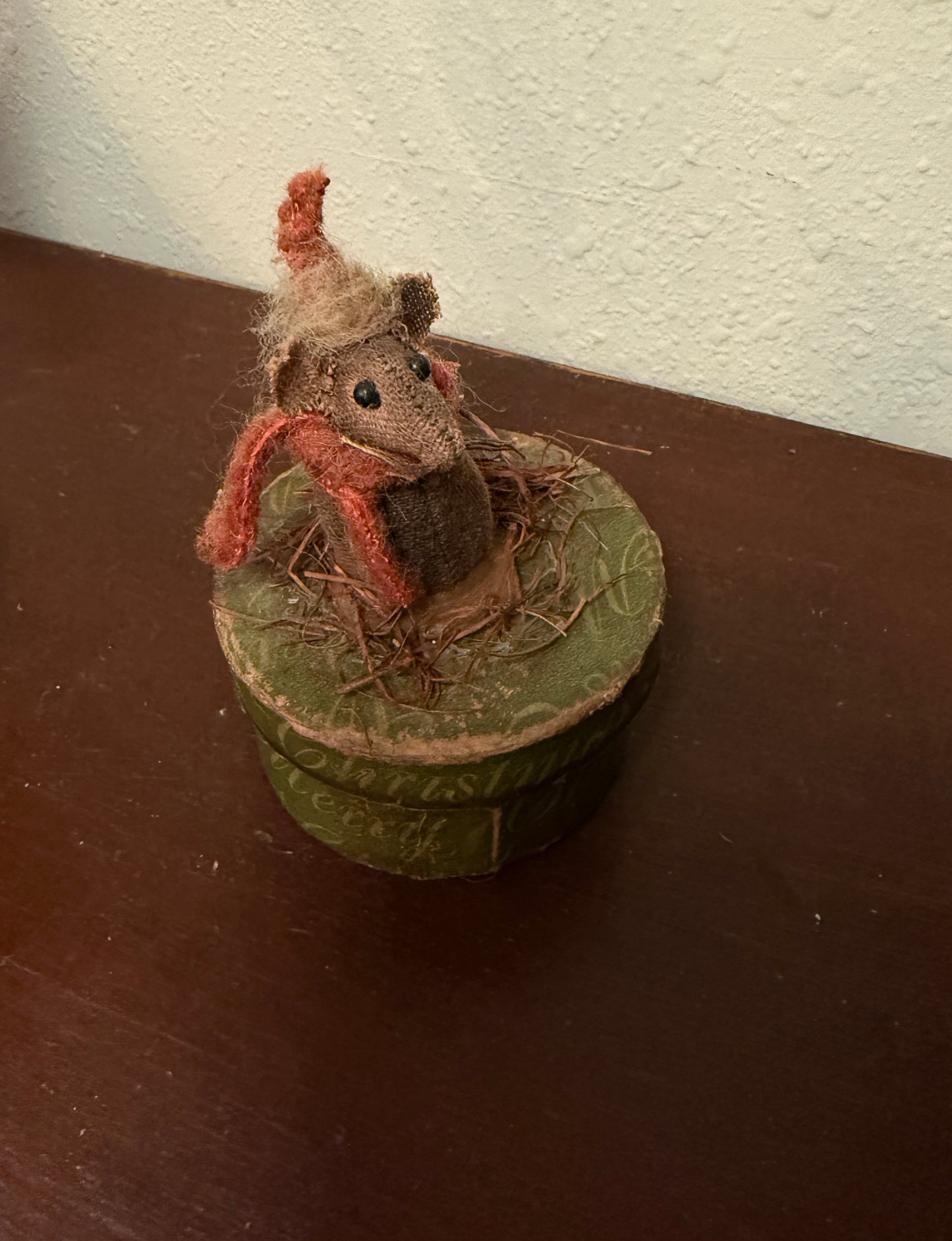 Jackie Schmidt (TFC Folk Art) Primitive Christmas Mouse on Green Pantry Box
