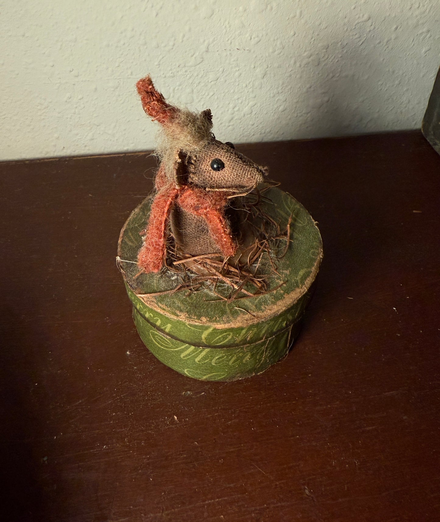 Jackie Schmidt (TFC Folk Art) Primitive Christmas Mouse on Green Pantry Box