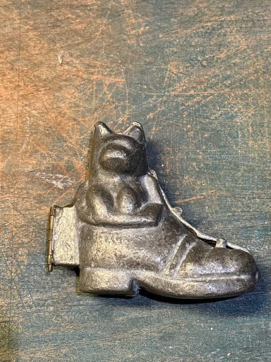 Antique Cat in a Boot Metal Mold