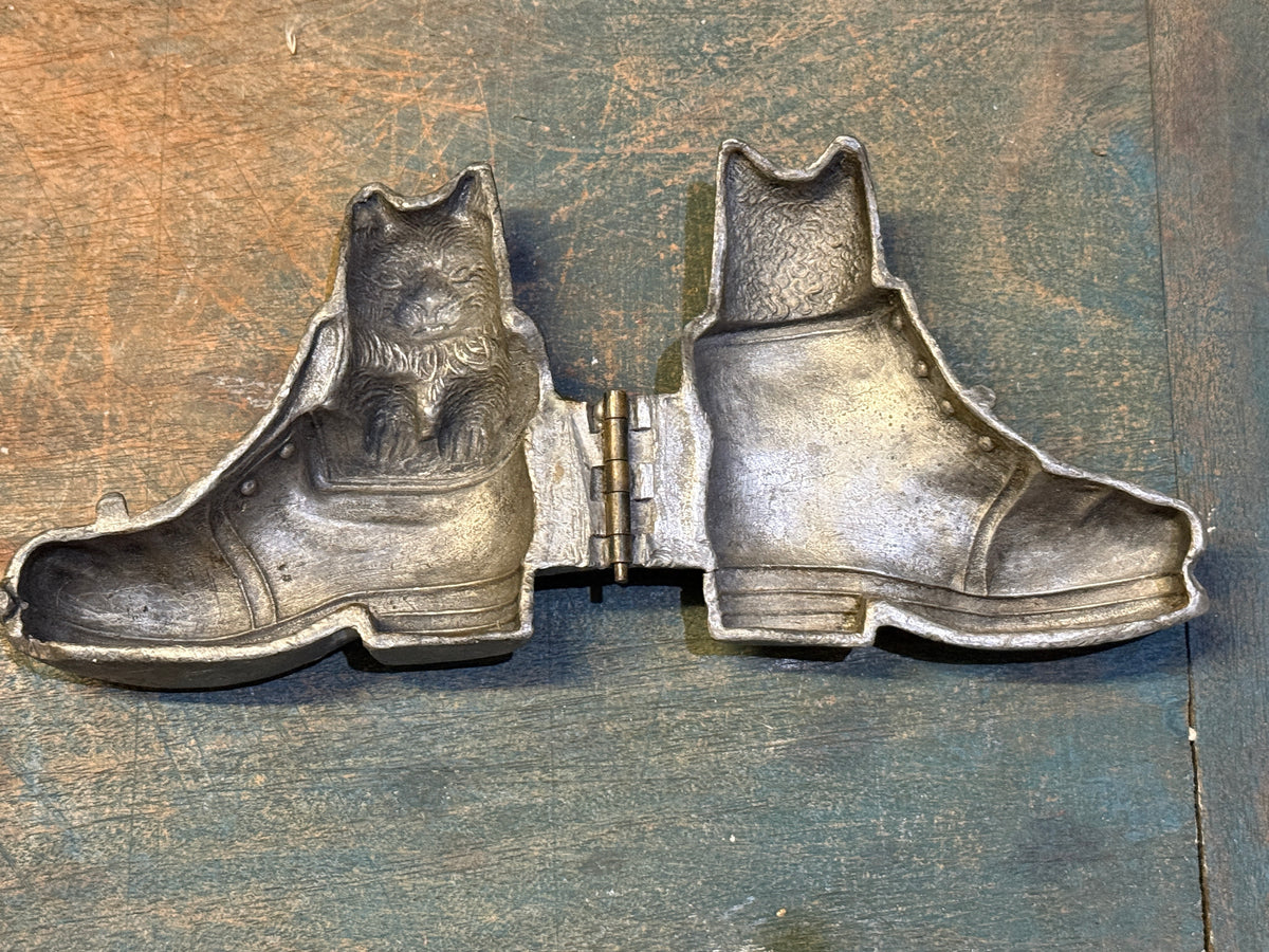 Antique Cat in a Boot Metal Mold